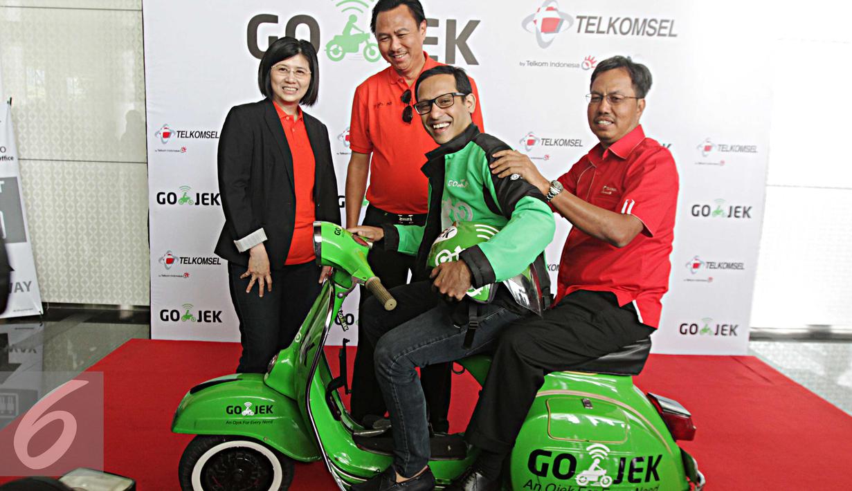 CEO Go-Jek Nadiem Makarim (tengah) bersama Direktur Sales Telkomsel, Mas'ud Khamid, Direktur Utama Tiphone, Lily Salim, dan Komisaris Utama Tiphone, Hengky Setiawan, usai penandatanganan kerja sama di Jakarta, Senin (15/2). (Liputan6.com/Angga Yuniare)