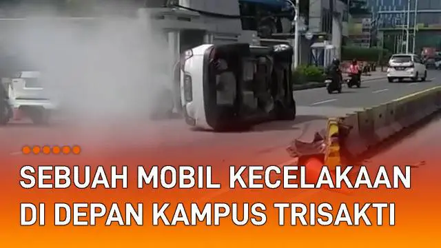 Insiden kecelakaan dialami sebuah mobil mengundang perhatian