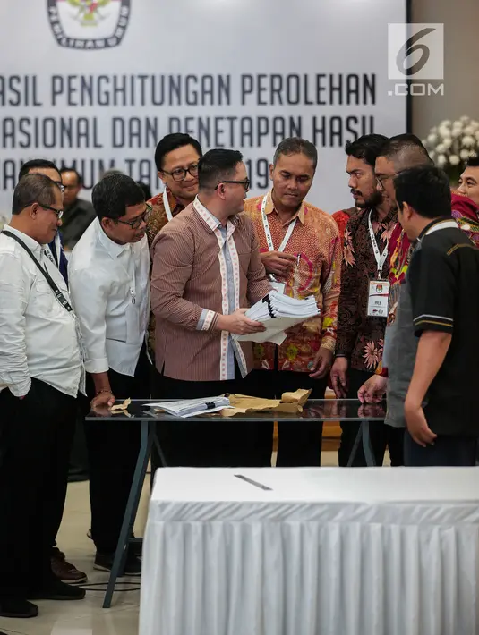 Komisioner KPU Viryan Azis saat proses Rekapitulasi Hasil Penghitungan Perolehan Suara Tingkat Nasional dan Penetapan Hasil Pemilihan Umum Tahun 2019 di Jakarta, Minggu (19/5/2019). Rekapitulasi menetapkan perolehan suara dari Sulawesi Selatan dan PPLN Kuala Lumpur. (Liputan6.com/Faizal Fanani)