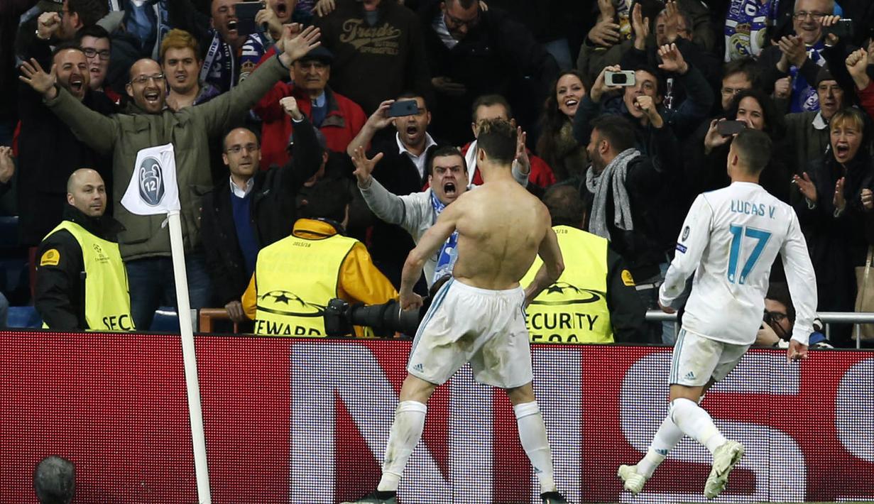 Striker Real Madrid, Cristiano Ronaldo, menghampiri fans saat selebrasi usai mencetak gol ke gawang Juventus pada laga Liga Champions di Stadion Santiago Bernabeu, Rabu (11/4/2018). (AFP/Oscar Del Pozo)