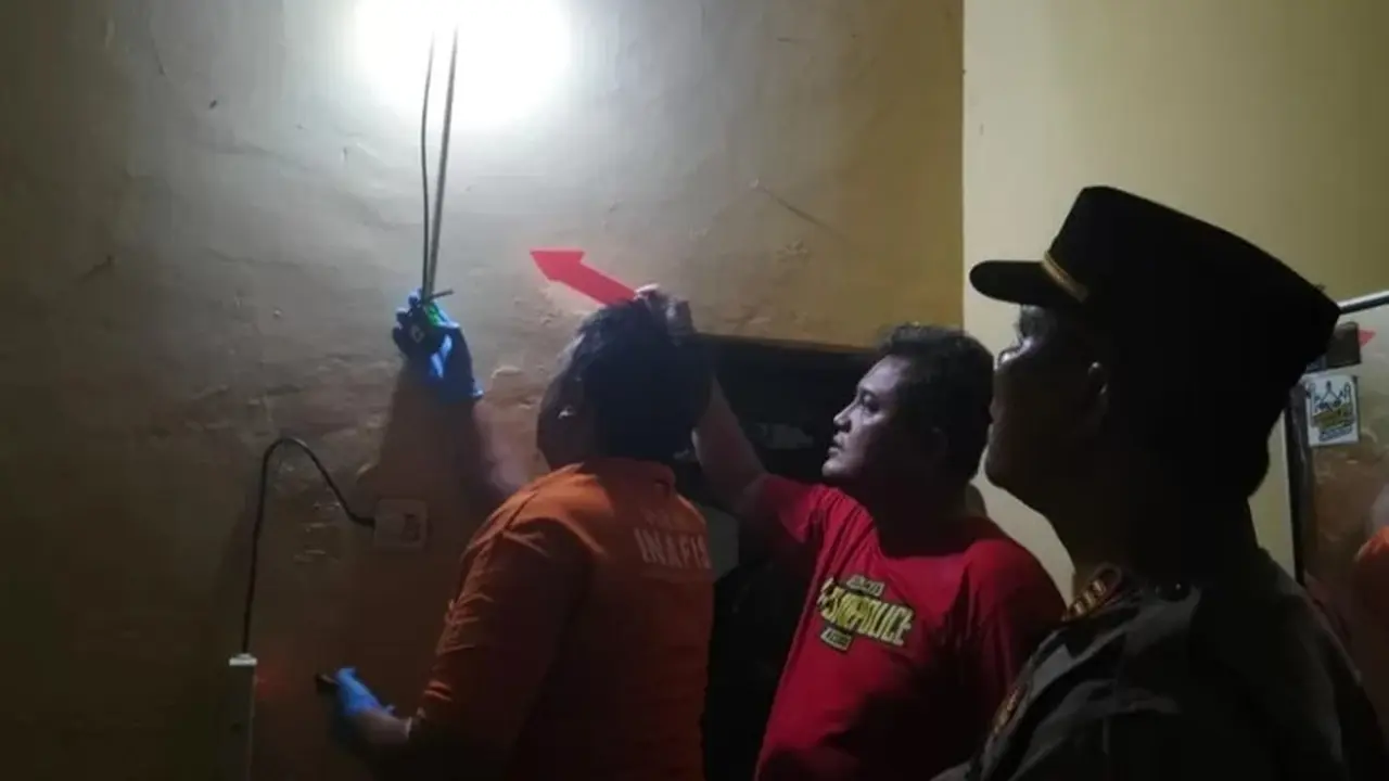 Polisi lakukan olah TKP kasus gantung diri di Kelurahan Singotrunan Banyuwangi (Istimewa)