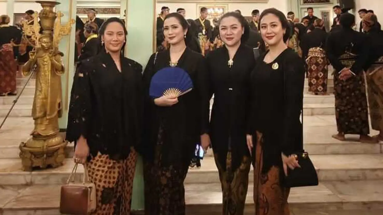 Model Kebaya Hitam Ala Seleb Saat Ikut Acara Satu Suro di Solo/Instagram @vickyshu