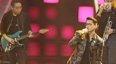 Aksi panggung Afgan Syah Reza atau Afgan pada ajang penghargaan SCTV Awards 2017 di Studio 6 Emtek City, Jakarta, Rabu (29/11). Afgan tampil manly menyanyikan lagunya berjudul  "Katakan Tidak".(Liputan6.com/Herman Zakharia)