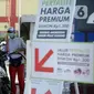 Petugas SPBU mengisi bahan bakar jenis pertalite kepada pengguna sepeda motor di Pamulang, Tangerang Seatan, Banten, Senin (21/9/2020). Pertamina memberi diskon harga BBM jenis pertalite di Tangerang Selatan dan Bali, dari Rp 7.650 menjadi Rp 6.450 per liter. (merdeka.com/Dwi Narwoko)