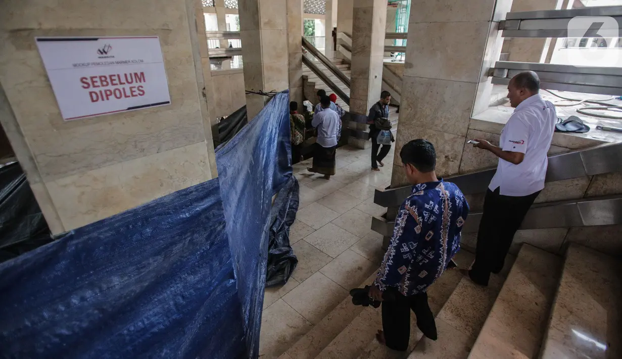 Jemaah bersiap melaksanakan salat Jumat di samping renovasi Mesjid Istiqlal, Jakarta, Jumat (1/11/2019). Renovasi ditargetkan rampung pada Maret 2020 sehingga dapat dimanfaatkan pada Bulan Ramadan tahun depan. (Liputan6.com/Faizal Fanani)