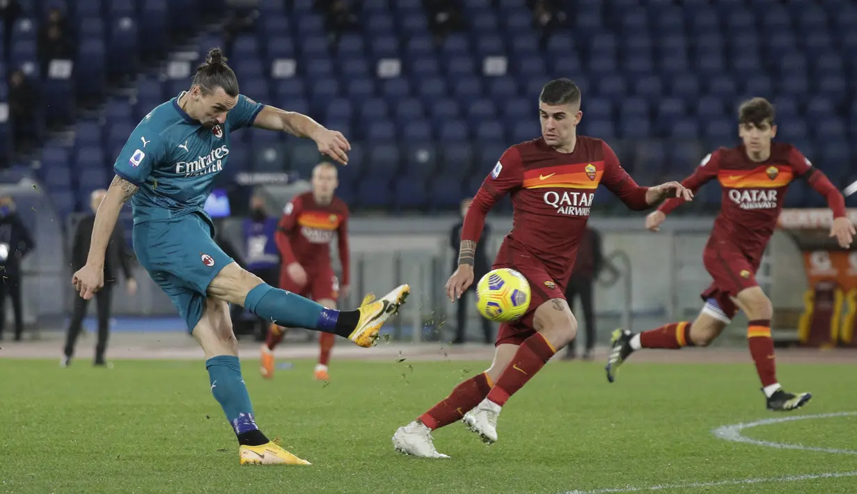 Penyerang AC Milan,  Zlatan Ibrahimovic menembak bola saat bertanding melawan AS Roma pada pertandingan lanjutan Liga Serie A Italia di stadion Olimpiade, di Roma, Italia,Senin (1/3/2021). Saat ini AC MIlan mengemas 52 poin terpaut 4 poin dari Inter Milan. (AP Photo/Gregorio Borgia)