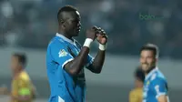 Pemain Persib Bandung, Ezechiel N'Douassel saat melawan Mitra Kukar pada laga Liga 1 Indonesia di GBLA, (8/4/2018). Persib Bandung menang 2-0. (Bola.com/Nick Hanoatubun)