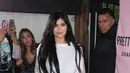 Tampil ke acara resmi tanpa celana dan boots yang tinggi? Lagi-lagi kecantikan Kylie Jenner terlihat sempurna. (lacelebs.co)