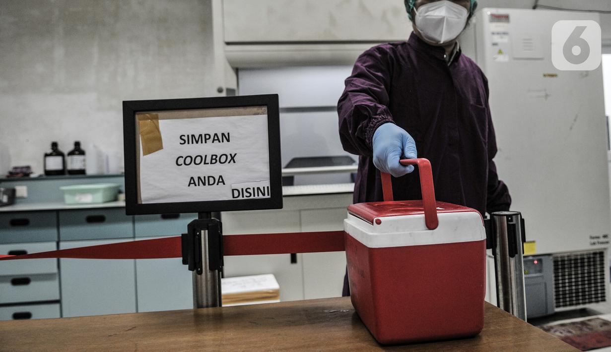 Tim medis menerima sampel Swab Test dari pihak Puskesmas di Laboratorium Kesehatan Daerah (Labkesda) DKI Jakarta, Selasa (4/8/2020). Labkesda DKI yang berjejaring dengan 47 lab se-Jakarta dalam sehari mampu menguji hampir 10.000 spesimen Covid-19 dengan metode PCR. (merdeka.com/Iqbal Nugroho)