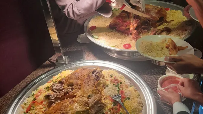 <p>Nasi Mandhi di Perayaan HUT ke-93 Arab Saudi.</p>