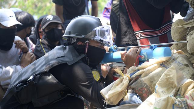 Makin Mencekam, Demonstran Myanmar Lawan Polisi Pakai Busur Panah