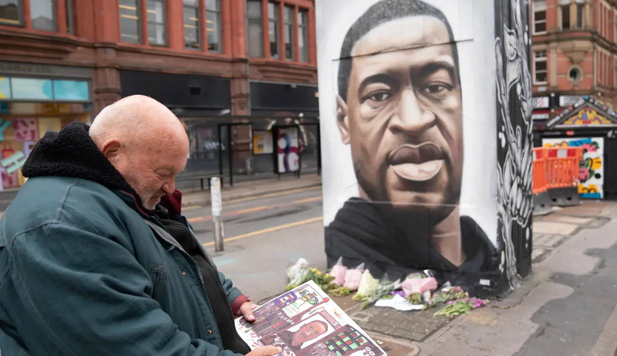 Seniman lokal Elton Dalo membuat sebuah karya seni berdasarkan mural George Floyd di Manchester tengah, Inggris (4/6/2020). George Floyd tewas kehabisan napas saat dalam penahanan pihak kepolisian Negara Bagian Minnesota, wilayah Midwest Amerika Serikat, pada pekan lalu. (Xinhua/Jon Super)