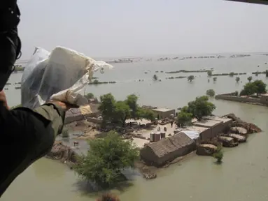 Tentara Pakistan melihat kondisi tempat warga terjebak banjir di Desa Rajanpur, Punjab, Pakistan, Kamis (6/8/2015). Sedikitnya 116 orang tewas dan lebih dari 850 ribu warga terkena dampak banjir tersebut. (AFP PHOTO/SS MIRZA)