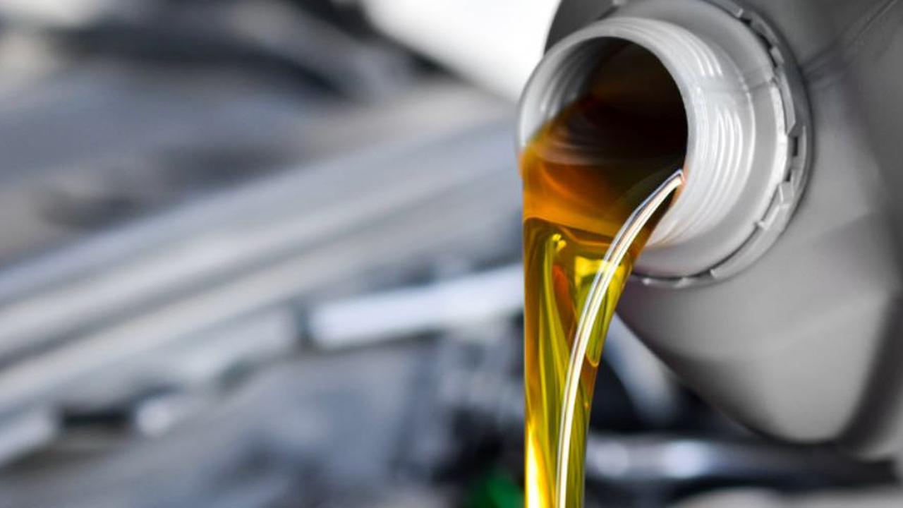 Estimasi Biaya Penggantian Oli Mobil Usai Terendam Mobil