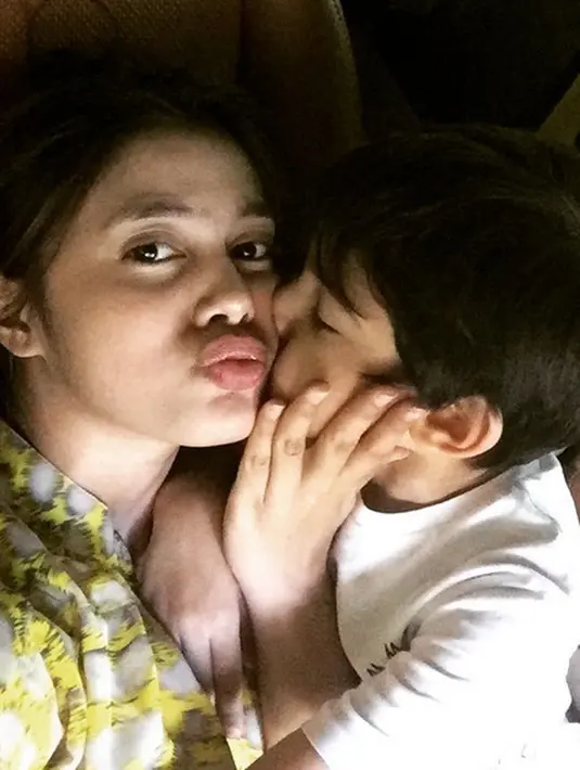 Arsen, anak dari pernikahan Rifky sebelumnya bersama dengan Risty Tagor ini memang sudah sangat dekat dengan Biby, calon ibu barunya. Terlihat dari foto-foto yang sudah sering diunggah di akun Instagram Biby dan Rifky. (Instagram/rifkybalweel)