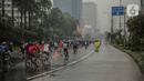 Suasana saat car free day (CFD) di kawasan Bundaran HI, Jakarta, Minggu (29/12/2019). Kendati tidak seramai saat cerah, warga yang berlari, jalan santai, atau swafoto masih menjadi pemandangan di area CFD usai hujan mengguyur Jakarta. (Liputan6.com/Faizal Fanani)