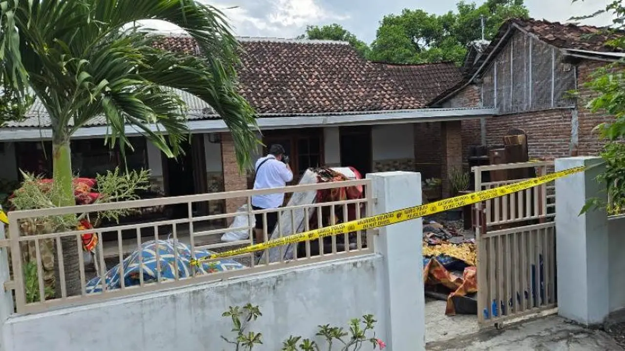 Garis polisi di pasang di rumah yang dibakar di Sumberkolak Situbondo