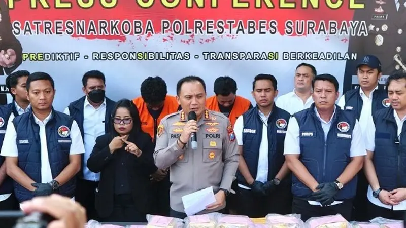 Kapolrestabes Surabaya Kombes Pol Pasma Royce bersama puluhan kg barang bukti sabu sitaan. (Istimewa)