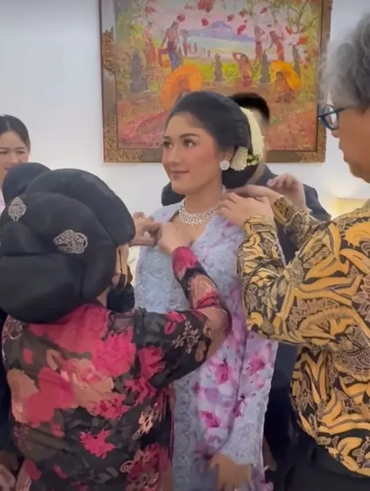 Erina Gudono tampil anggun dengan wajah ayu mengenakan kebaya rancangan Didiet Maulana [@erinagudono]
