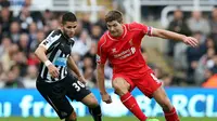 Steven Gerrard berusaha melewati pemain Newcastle United, Mehdi Abeid, dalam lanjutan Liga Premier Inggris. 1 November 2014. (AFP PHOTO/IAN MACNICOL)