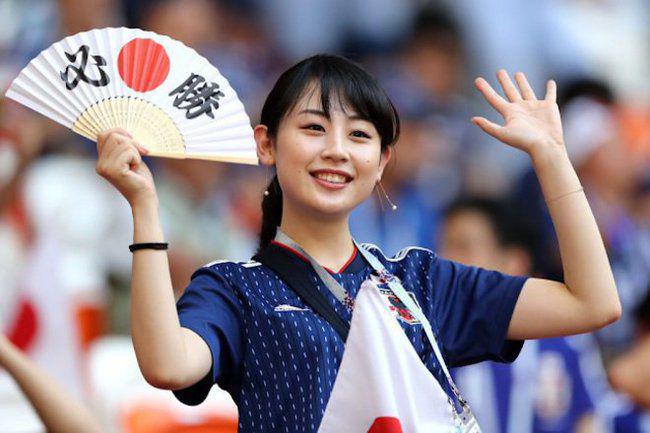 Nuansa Asia sangat terasa di stadion ketika Jepang tampil. Suporter Jepang ini cakep juga ya./Twitter @WorldCupGirls