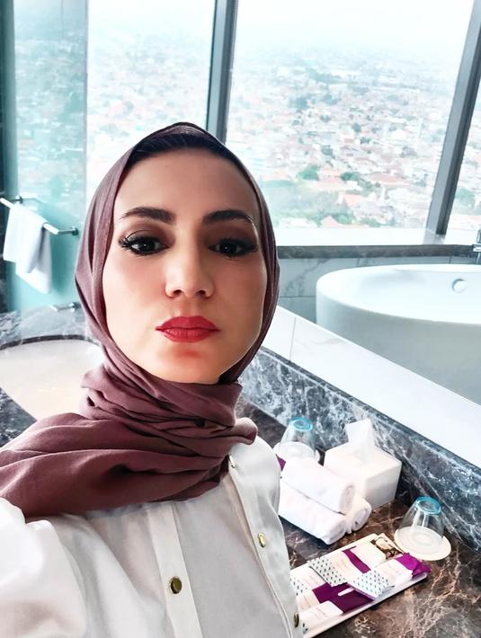 Rupanya, gaya berhijab Wanda Hamidah tidak hanya memperlihatkan sebagian rambut, namun juga bagian lehernya. (FOTO: instagram.com/wanda_hamidah)