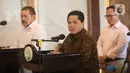 Menteri BUMN Erick Thohir (tengah) bersama Jaksa Agung ST Burhanuddin (kiri) saat menyampaikan keterangan usai pertemuan terkait penyerahan pengelolaan aset perkara Jiwasraya dan Asabri dari Kejaksaan Agung kepada Kementerian BUMN di Gedung Kejaksaan Agung, Jakarta, Senin (6/3/2023). Dalam pertemuan tersebut, Erick Thohir mengungkapkan ada penemuan kasus baru untuk diproses dan diselidiki oleh Kejaksaan Agung. (Liputan6.com/Faizal Fanani)