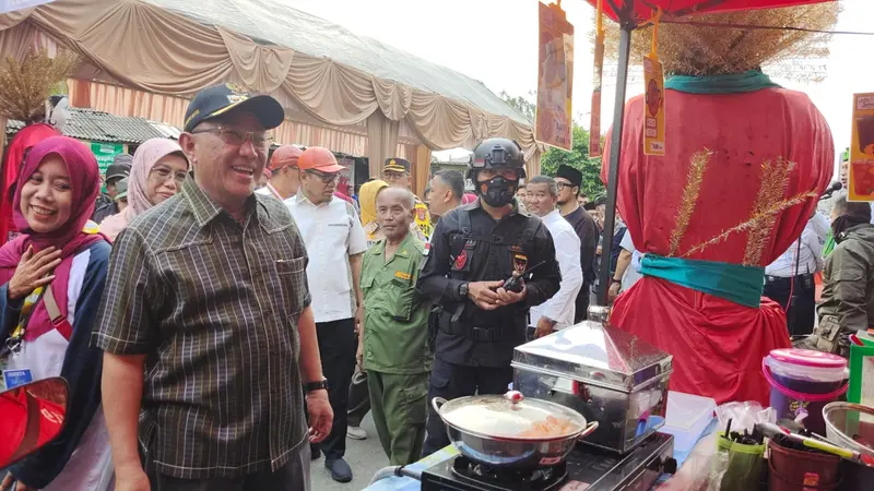 Wali Kota Depok, Mohammad Idris saat mengunjungi pasar tumpah malam takbiran di Jalan Naming Bothin, Pancoran Mas, Depok.