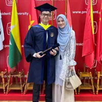 Di hari istimewa tersebut, perhatian publik turut tertuju pada kehadiran Alyssa Soebandono yang setia mendampingi sang suami. Bukan dengan tampilan berlebihan, Alyssa justru tampil begitu anggun dalam balutan gaya yang lembut dan menenangkan. [@dude2harlino].