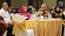 Menteri Desa PDTT Eko Putro Sandjojo (kiri) bersama Gubernur Jateng Ganjar Pranowo (dua kanan) dan Co-Founder Wahid Fondation Yenny Wahid (dua kiri) saat menghadiri Forum Nusantara bersama UN Women, Jakarta, Jumat (8/2). (Liputan6.com/JohanTallo)