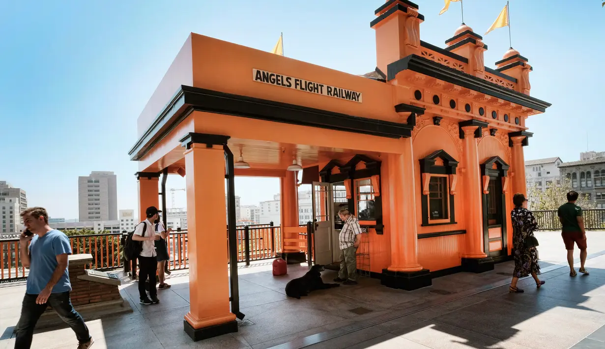 Pengunjung berjalan di sekitar stasiun kereta api Angels Flight di pusat kota Los Angeles, AS (28/8). Karena sebelumnya kereta api Angels Flight ini ditutup, rencana pada tanggal 31 Agustus 2017  akan dibuka kembali untuk umum. (AP Photo / Richard Vogel)