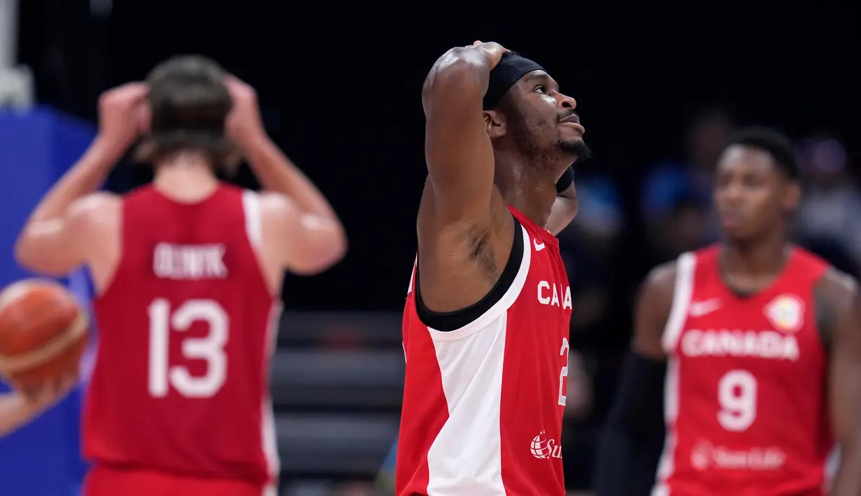 Pebasket timnas Kanada, Shai Gilgeous-Alexander bereaksi setelah menerima pelanggaran teknis saat pertandingan semifinal Piala Dunia Bola Basket melawan Serbia di Manila, Filipina, Jumat, 8 September 2023. (AP Photo/Michael Conroy)