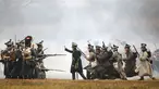 Sejumlah peserta berpakaian seperti tentara Rusia dan Prancis tahun 1812 melakukan adegan pertempuran di Belarus (26/11). Mereka melakukan reka ulang pertempuran Berezina yang terjadi pada tahun 1812.  (AP Photo/Sergei Grits)