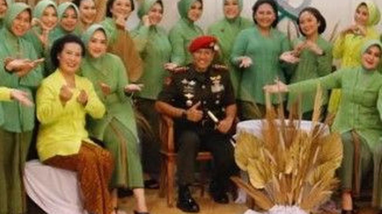 Selalu setia dampingi sang suami yang merupakan seorang Komandan Kopassus, Juliana Moechtar kembali mencuri perhatian..[@julianamoechtar]<br>