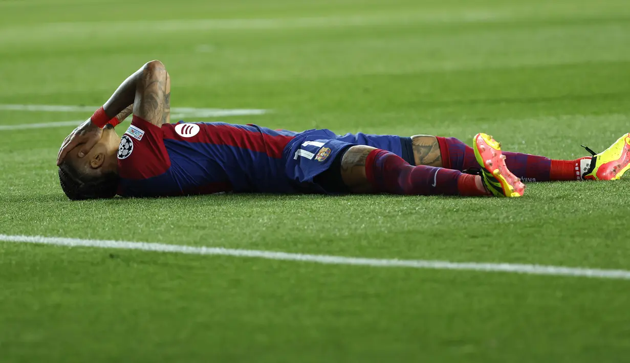 Pemain Barcelona, Rapinha, meluapkan kekecewaan setelah ditaklukkan Paris Saint-Germain pada duel leg kedua perempat final Liga Champions 2023/2024 Stadion Olimpic Lluis Companys, Rabu (17/4/2024). (AP Photo/Joan Monfort)