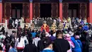 Orang-orang mengambil gambar saat model menampilkan cheongsam, juga dikenal sebagai qipao, selama Festival Budaya Cheongsam Shenyang di Istana Kekaisaran Shenyang di Shenyang, provinsi Liaoning, Chiina, Rabu (23/9/2020). (Photo by STR / AFP)