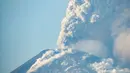 Saat ini tercatat sekitar ada 13.000 warga mengungsi akibat erupsi Gunung Lewotobi Laki-laki di Nusa Tenggara Timur (NTT). (Arnold Welianto/AFP)