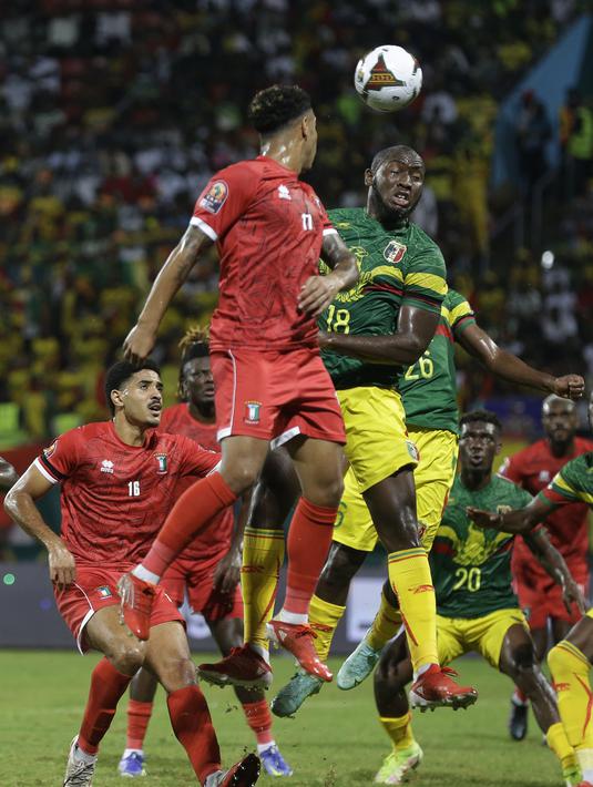 Penyerang Mali, Ibrahim Kone berebut bola dengan bek Guinea Khatulistiwa, Basilio Ndong pada babak 16 besar Piala Afrika 2021 di Stadion Limbe, Kamis (27/1/2022) dini hari WIB. Guinea Ekuatorial mempermalukan Timnas Mali 6-5 (0-0) dalam adu penalti. (AP Photo/Sunday Alamba)