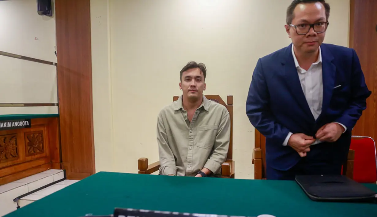 Rendy berharap masih diberi kesempatan memperbaiki rumah tangganya. Ia pun juga telah beberapa kali mengutarakan permohonan maafnya. "Masih dikasih kesempatan jadi minta doanya ya," katanya. [Kapanlagi.com/Muhammad Akrom Sukarya]