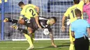 Pemain Real Madrid, Mariano Diaz, mencetak gol ke gawang Villarreal pada laga Liga Spanyol di Stadion Ceramica, Minggu (22/11/2020). Kedua tim bermain imbang 1-1. (AP/Alberto Saiz)