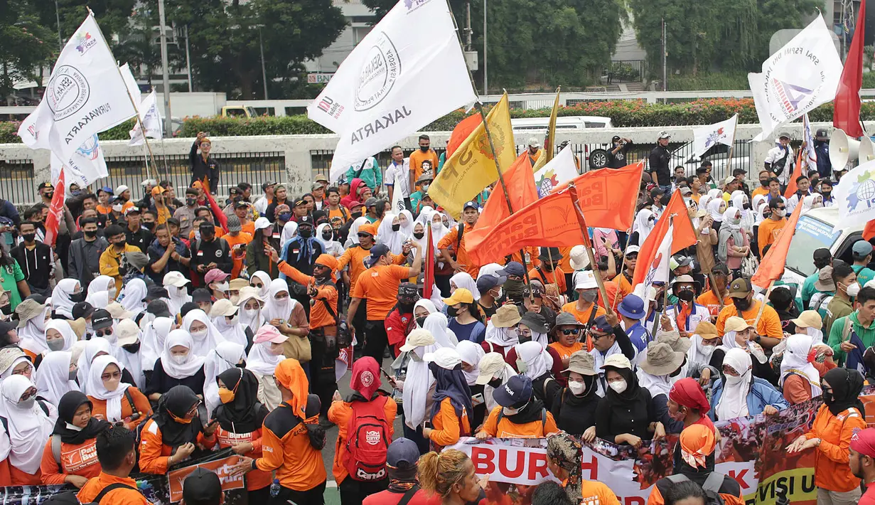 Massa dari elemen Partai Buruh dan KSPI saat menggelar aksi di depan Gedung DPR, Rabu, (15/6/2022). Dalam aksi tersebut mereka menolak revisi UU PPP, menolak Omnibus LawUU Cipta Kerja, menolak masa kampanye 75 hari tetapi harus 9 bulan sesuatu Undang-Undang, sahkan RUU PPRT dan tolak liberalisasi pertanian melalui WTO. (Liputan6.com/Angga Yuniar)