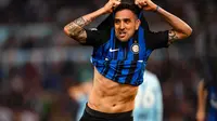 Pemain Inter Milan, Matias Vecino berselebrasi steelah mencetak gol ke gawang Lazio pada laga terakhir Serie A 2017-2018  di Stadion Olimpico, Senin (21/5). Inter Milan memenangi duel hidup-mati melawan Lazio dengan skor 3-2. (Giuseppe Lami/ANSA via AP)