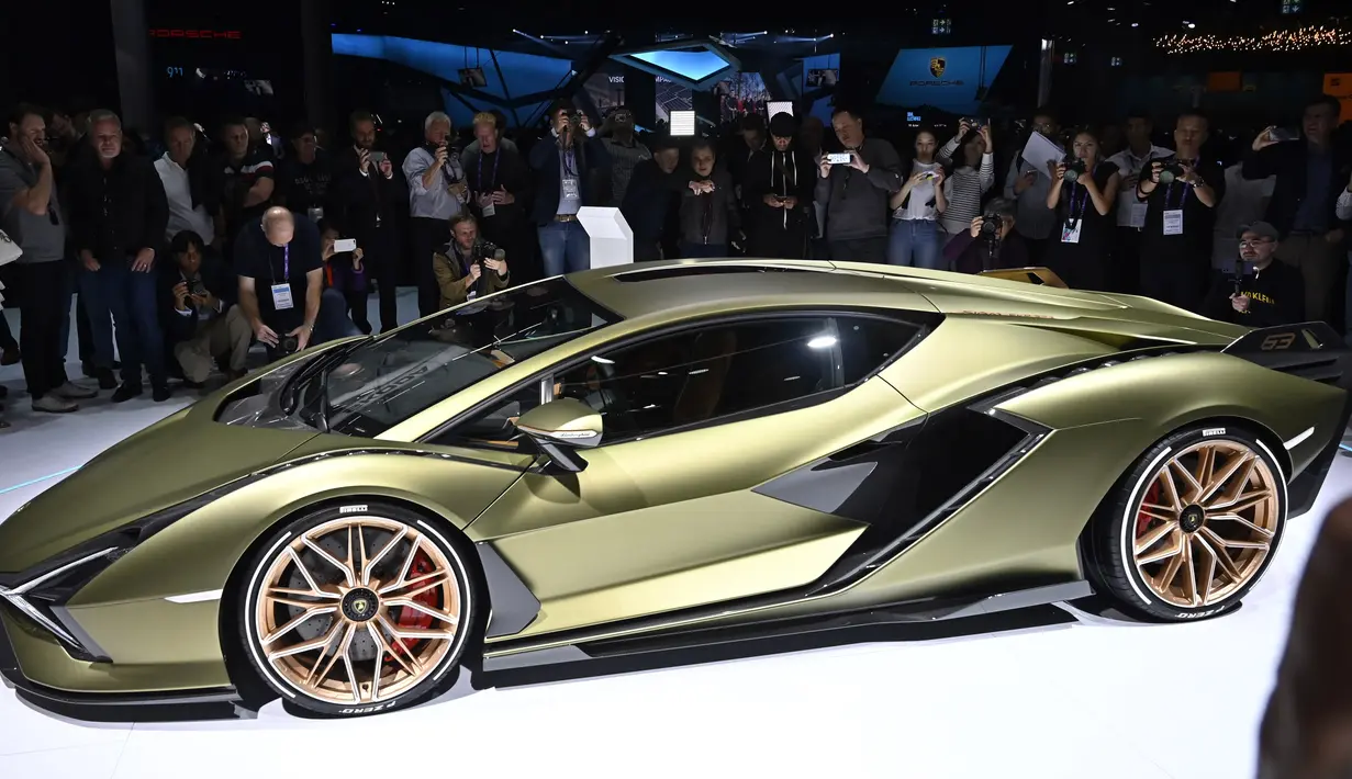 Supercar hybrid Lamborghini Sian dipamerkan perdana dalam IAA Auto Show di Frankfurt, Jerman, Selasa (10/9/2019). Hanya diproduksi terbatas 63 unit saja, Lamborghini Sian FKP 37 diklaim dapat menempuh kecepatan 100 Kpj hanya dalam waktu 2,8 detik. (Daniel ROLAND/AFP)