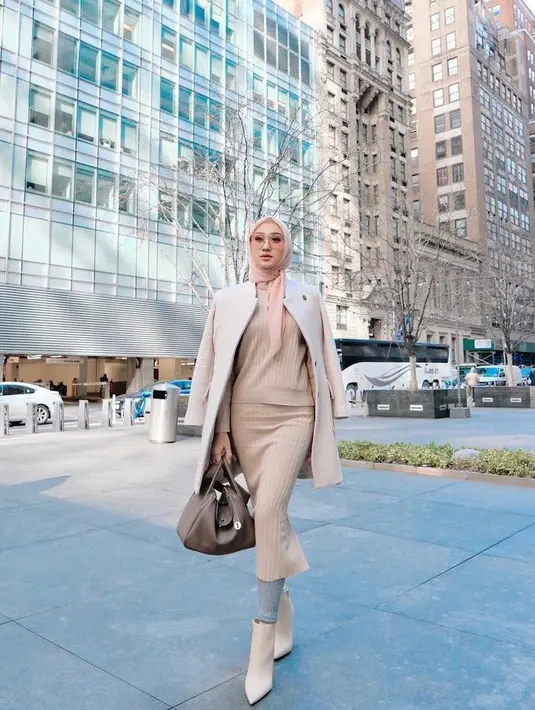 Padukan busana dengan warna one tone seperti potret ini. Dian Pelangi memadukan knit top dan skirt warna cokelat muda dengan blazer warna beige bersama hijab warna peach. Cantik banget! (Instagram/dianpelangi).