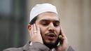 Muazin Mustafa Kader mengumandangkan adzan di Masjid Pusat Cologne di Cologne, Jerman, Jumat (14/10/2022). Panggilan Azan untuk pertama kali dikumandangkan dari salah satu masjid terbesar Jerman di Cologne pada Jumat - tetapi dengan volume terbatas. Ini adalah bagian dari proyek yang disepakati dengan pihak berwenang di kota yang memiliki salah satu komunitas Muslim terbesar di negara itu. (AP Photo/Martin Meissner)