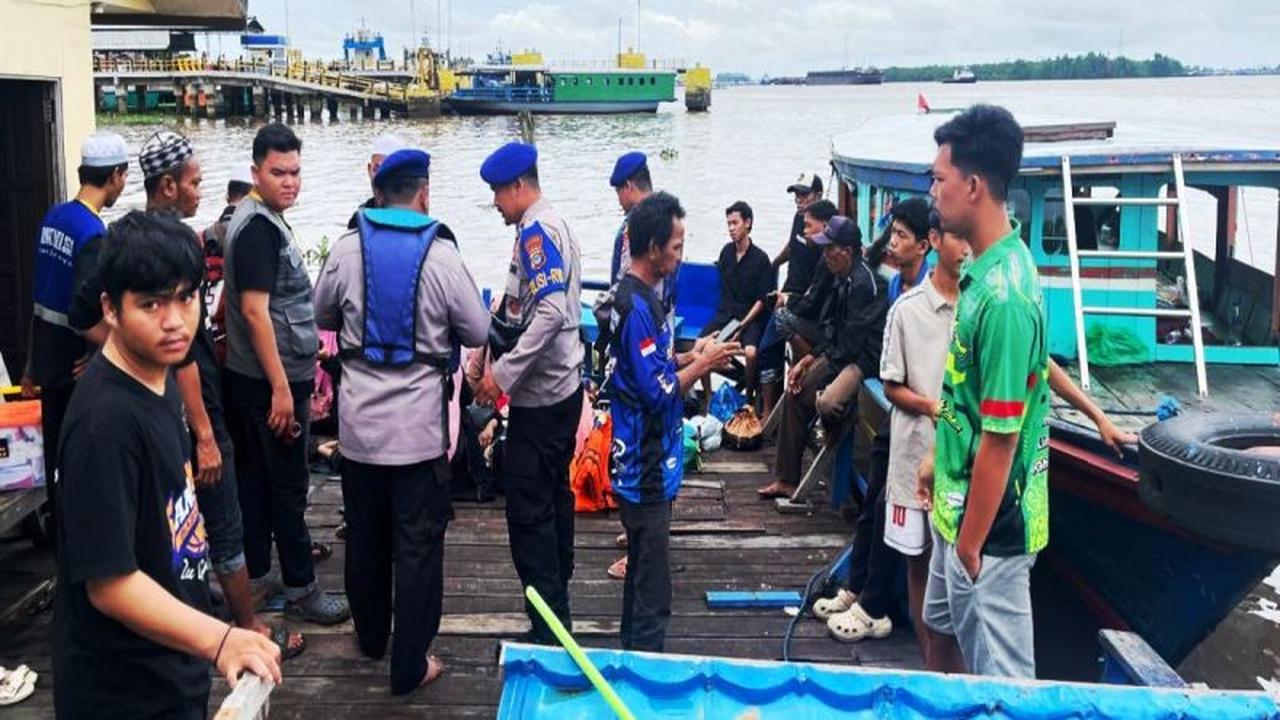 Polairud Banjarmasin Berhasil Evakuasi Enam Penumpang Kelotok Wisata yang Tercebur di Sungai Barito
