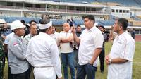 Steering Commitee Piala Presiden, Maruarar Sirait saat meninjau Stadion GBLA, Kota Bandung, Rabu (4/6/2025) didampingi Gubernur dan Wakil Gubernur Jabar, Dedi Mulyadi-Erwan Setiawan, CEO PT Persib, Glenn Sugita dan Komisaris PT Persib, Umuh Muchtar. (Bola.com/Erwin Snaz)