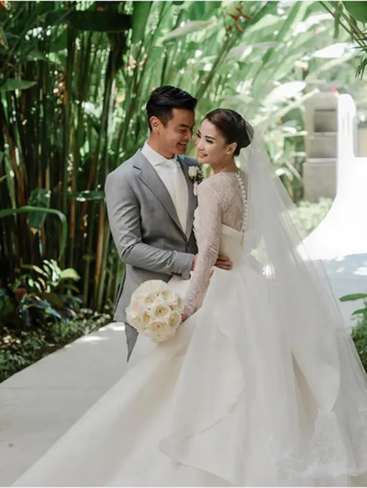 Pemberkatan nikah Dion Wiyoko dan Fiona Anthony berlangsung di Gereja Santo Fransiskus Xaverius, Denpasar, Bali hari ini, Jumat (1/9) pukul 12.00 WITA. Setelah itu, pesta pernikahan dilaksanakan malam harinya. (Instagram/mrmrswiyoko)