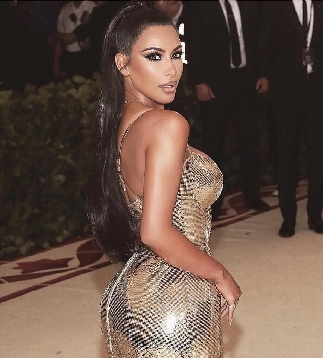 Usai Kanye West mengunggah foto seksi Kim Kardashian dengan gaun Met Gala di Twitter, Kim pun membalasnya. (instagram/kimkardashian)