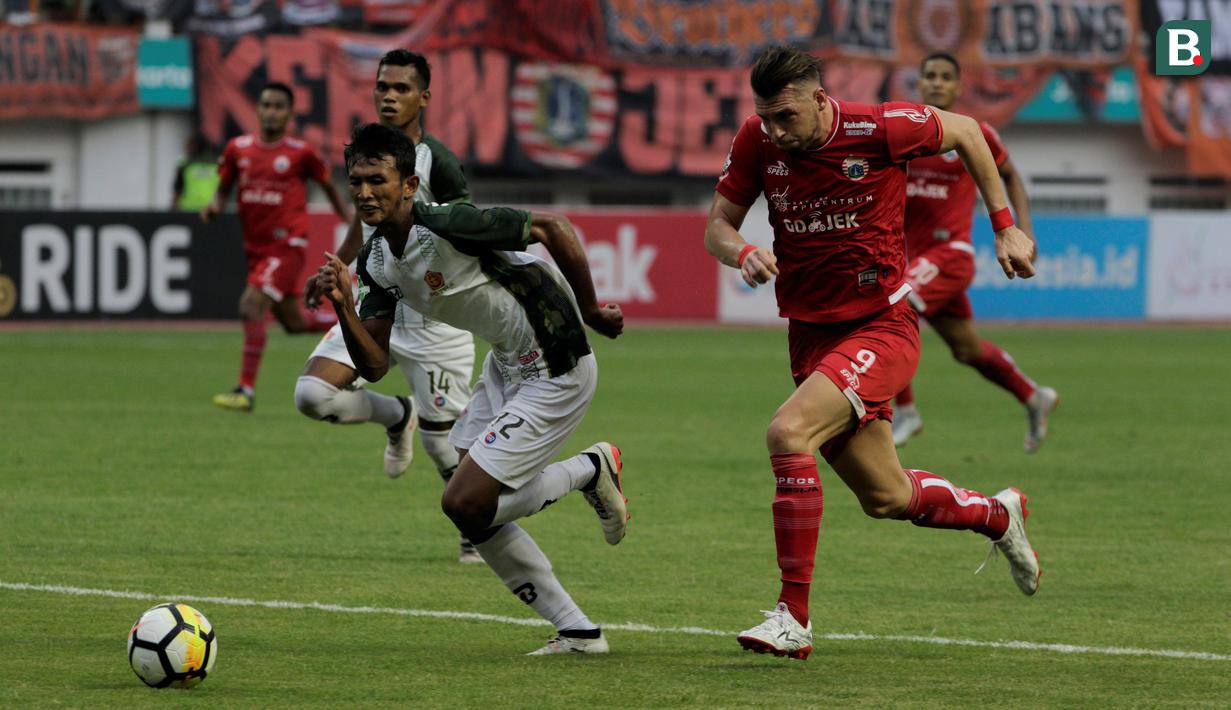 Striker Persija Jakarta, Marko Simic, beradu cepat dengan bek PS Tira, Didik Wahyu, pada laga Liga 1 di Stadion Wibawa Mukti, Jawa Barat, Sabtu (10/11). Kedua klub bermain imbang 0-0. (Bola.com/Yoppy Renato)